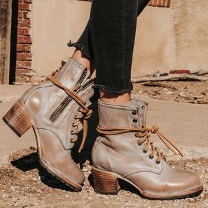 Freebird by Steven Cavalier in Gravel